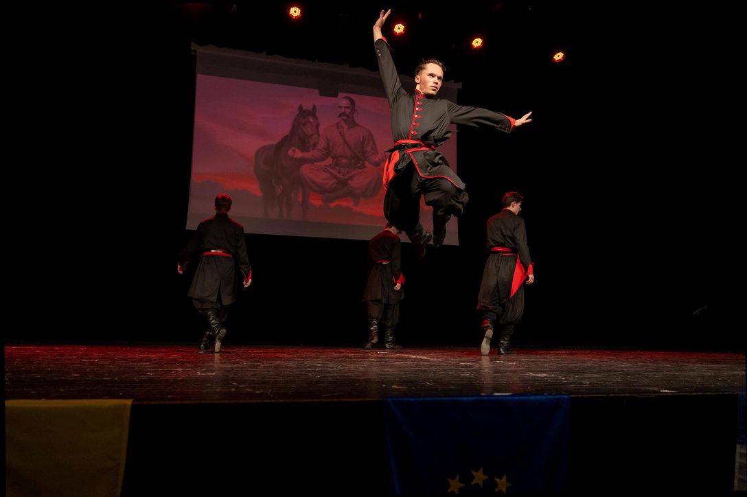 АНСАМБЛЬ НАРОДНОГО ТАНЦЮ «БАРВІНОК-КОНЦЕРТ», фото 3